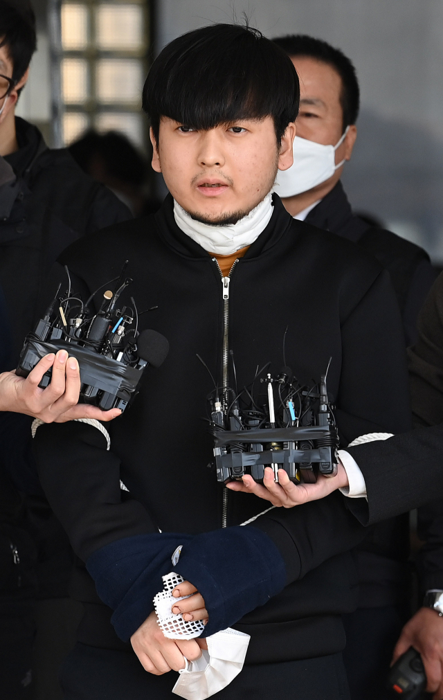 '노원 세 모녀 살인 사건' 피의자 김태현이 9일 오전 서울 도봉경찰서에서 검찰로 송치되며 