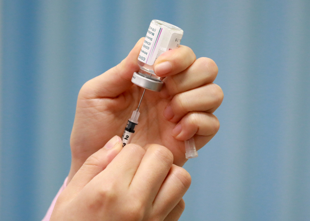 마포구 보건소에서 한 의료진이 아스트라제네카 백신을 주사기에 담고 있다. /연합뉴스