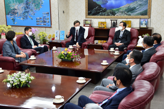 박형준(왼쪽 세번째) 부산시장이 부산상공회의소를 찾아 지역 경제를 회복하기 위한 방안을 논의하고 있다./사진제공=부산시