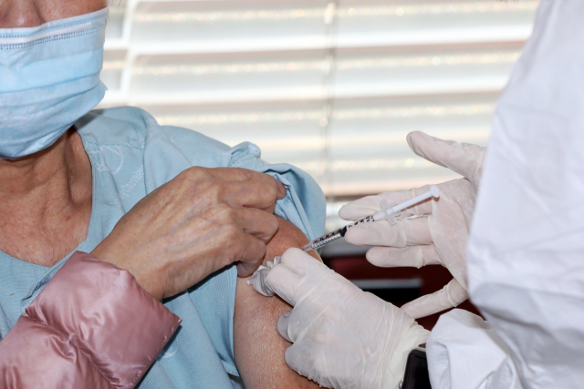 지난달 23일 오전 광주 북구 동행요양병원에서 65세 이상 환자들이 아스트라제네카(AZ) 백신을 접종 받고 있다./연합뉴스