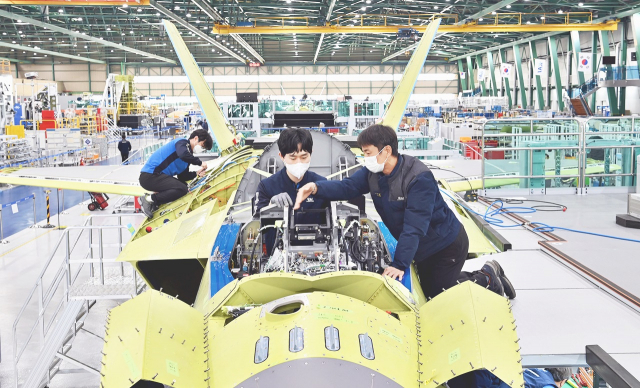 9일 출고된 KF-21 보라매 시제기가 첫 공개에 앞서 최근 경남 사천 한국항공우주산업(KAI) 현장에서 조립되고 있는 모습