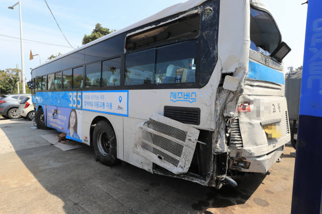 7일 오전 제주시 오라이동의 한 정비업체에 지난 6일 제주대 입구에서 발생한 4중 추돌사고의 피해 버스가 견인돼 있다. /연합뉴스