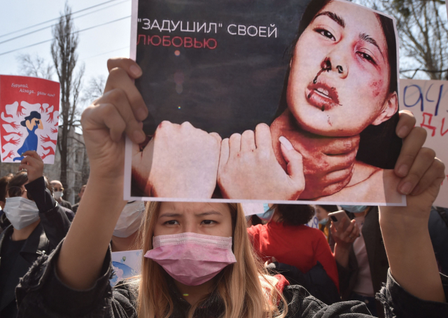 8일(현지시간) 키르키스스탄 내무부 앞에서 시위대가 강제 결혼을 이유로 납치됐다 피살 당한 아이자다 카나트베코바 사건과 관련해 장관 사태를 요구하고 있다./사진=로이터연합뉴스