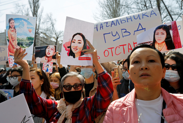 8일(현지시간) 키르키스스탄 내무부 앞에서 시위대가 강제 결혼을 이유로 납치됐다 피살 당한 아이자다 카나트베코바 사건과 관련해 장관 사태를 요구하고 있다./사진=로이터연합뉴스