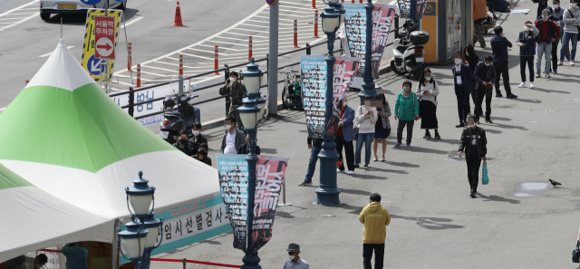 ‘4차 대유행’ 우려가 커지고 있는 가운데 서울역 임시선별 검사소에서 시민들이 검사를 기다리고 있다. /연합뉴스