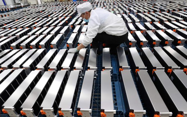 중국의 한 공장에서 노동자가 전기차에 쓰일 배터리를 만들고 있는 모습./AFP연합뉴스