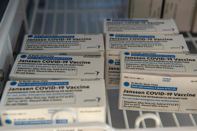 존슨앤드존슨(J&J)의 신종 코로나바이러스 감염증(코로나19) 백신. 미국 일부 주는 J&J의 코로나19 백신 부작용이 우려된다며 접종을 중단했다. /AFP연합뉴스