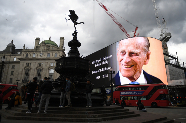 영국 런던 중심가 피카딜리 서커스의 대형 전광판 내걸린 필립공의 사진. /EPA연합뉴스
