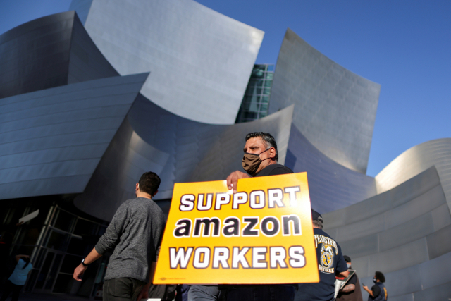미국 캘리포니아에서 한 남성이 ‘아마존 노동자들을 지지한다’고 쓰인 팻말을 들고 노조 설립에 찬성하는 시위를 벌이고 있다./로이터연합뉴스