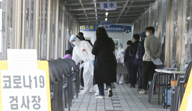 지난 7일 오후 동대문구보건소 코로나19 임시선별검사소에서 시민들이 검사를 받기 위해 대기해 있다./연합뉴스