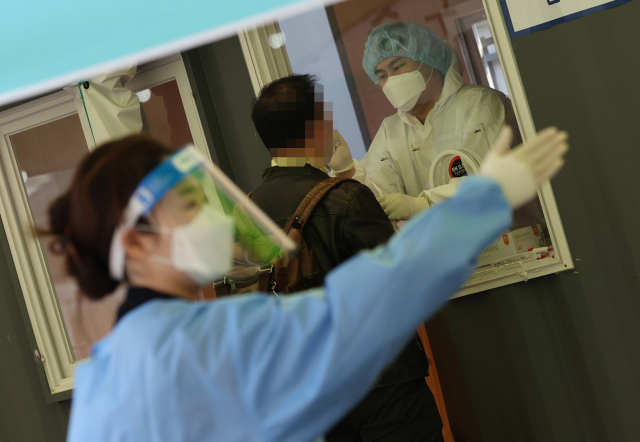 10일 오전 서울역 광장에 설치된 중구 임시선별검사소에서 시민들이 신종 코로나바이러스 감염증(코로나19) 선별검사를 받고 있다. 중앙방역대책본부(방대본)는 이날 0시 기준으로 신규 확진자가 677명 늘어 누적 10만8,945명이라고 밝혔다. /연합뉴스