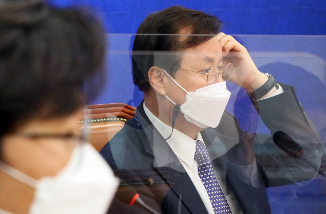 더불어민주당 도종환 비상대책위원장이 9일 서울 여의도 국회에서 열린 2030 의원들과의 간담회에서 2030 의원들의 발언을 듣고 있다./연합뉴스