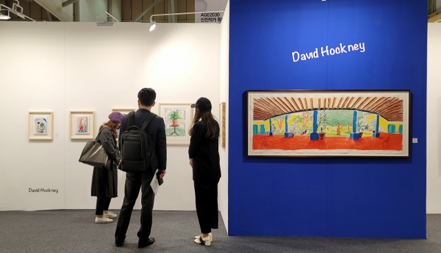 부산국제화랑아트페어에 참가한 킵스갤러리 부스에서 한 관람객들이 데이비드 호크니의 작품을 보고 있다.