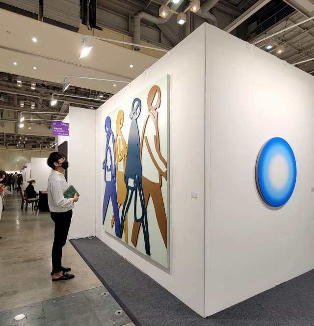 한 관람객이 부산국제화랑아트페어(BAMA)에 참가한 국제갤러리 부스 앞에서 줄리안 오피의 작품을 유심히 살펴보고 있다.