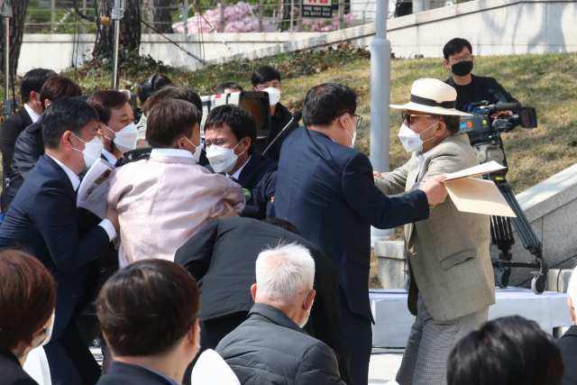 11일 오전 서울 용산구 백범김구기념관 야외광장에서 열린 제102주년 대한민국임시정부 수립 기념식에서 관계자들이 김원웅 광복회장(왼쪽 한복)의 멱살을 잡은 독립지사 유족인 김임용씨(오른쪽 선글라스)를 제지하고 있다./연합뉴스