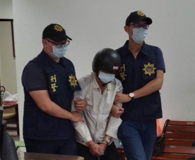 50대 대만 남성(가운데)이 스토킹하던 20대 기혼 여성을 교통사고로 위장해 살해한 혐의로 구속됐다./연합뉴스