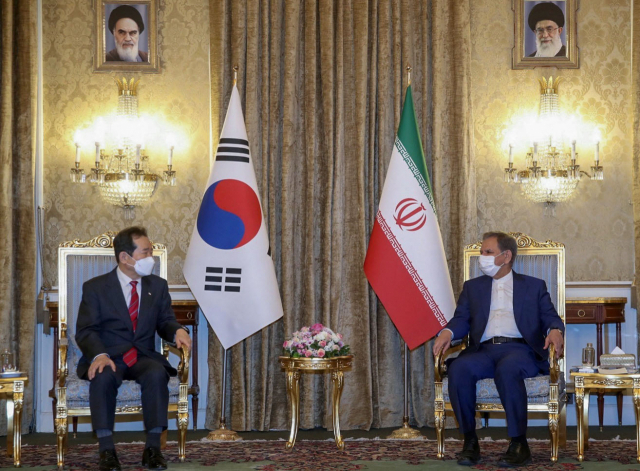 11일(현지 시간) 이란에서 만난 정세균(왼쪽) 국무총리와 에샤크 자한기리 수석 부통령./AFP연합뉴스