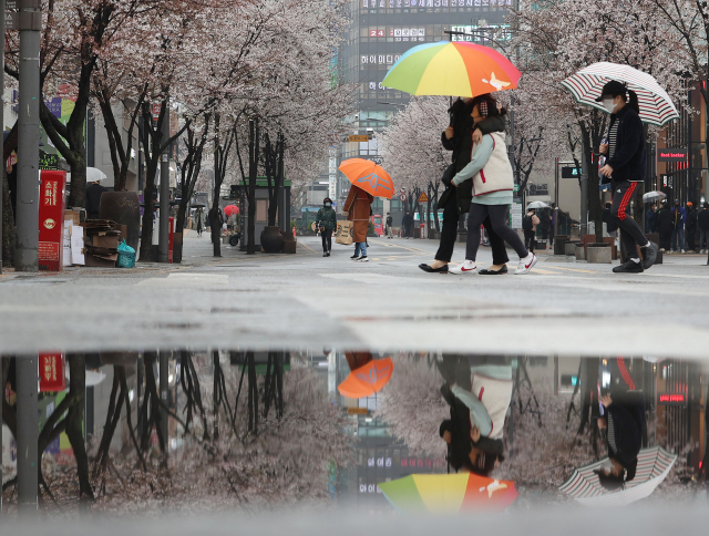 지난 3월 28일 오전 서울 서대문구 연세로에서 시민들이 우산을 쓰고 걷고 있다. /연합뉴스