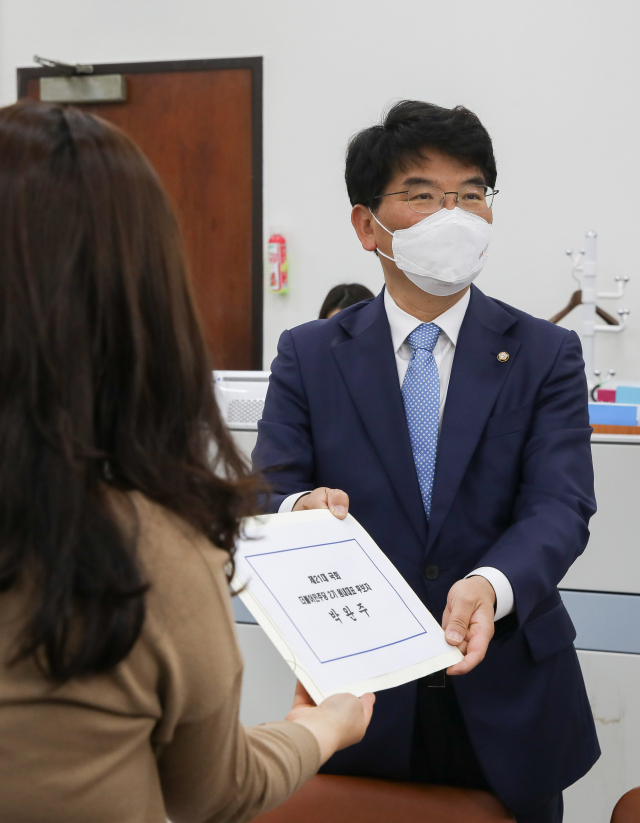 더불어민주당 박완주 의원이 12일 국회에서 원내대표 출마를 위해 후보 등록을 하고 있다./권욱기자