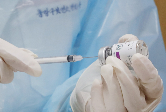 아스트라제네카(AZ) 코로나19 백신 접종이 재개된 12일 오후 서울 중랑구 보건소에서 의료진이 백신 접종 준비를 하고 있다. /연합뉴스