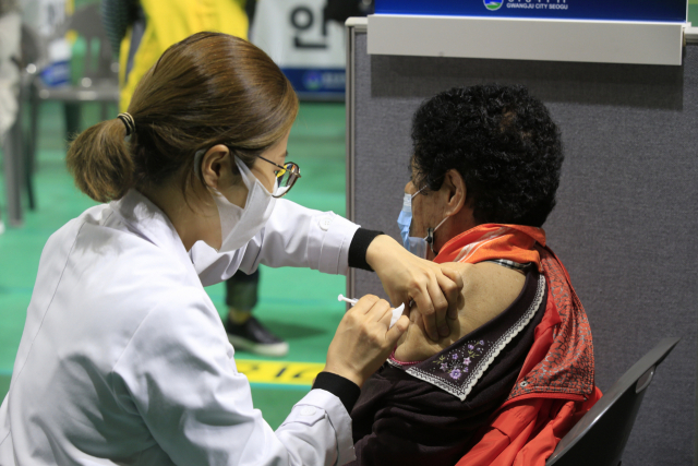 만 75세 이상 신종 코로나바이러스 감염증(코로나19) 백신 접종이 시작된 1일 오전 광주 서구 염주체육관에 마련된 코로나19 지역예방접종센터에서 시민이 화이자 백신을 맞고 있다. /연합뉴스