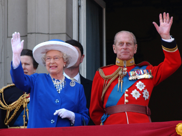 엘리자베스 2세 영국 여왕의 남편 필립공이 지난 9일(현지시간) 99세를 일기로 세상을 떠났다고 버킹엄궁이 발표했다. 사진은 2003년 6월 14일 군대 열병식 때 필립공(오른쪽)이 엘리자베스 여왕(왼쪽)과 함께 런던 버킹엄궁의 발코니에 나와 손을 흔드는 모습 /연합뉴스