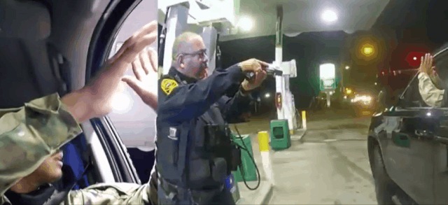 지난해 12월 미국 버지니아주 윈저에서 육군 중위 카롱 나자리오 중위가 경찰 지시에 따라 손을 들고 있다./출처=NBC방송 유튜브