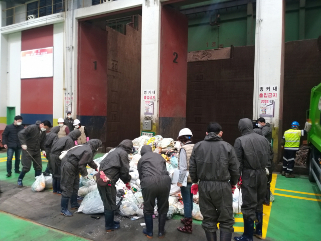 지난 3월 주민들이 자원회수시설로 반입된 생활폐기물을 점검하고 있다. /사진제공=수원시