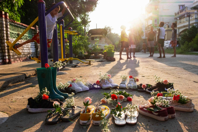 미얀마 최대 도시 양곤 중심가에 지난 8일(현지시간) 군부 쿠데타를 규탄하기 위한 비폭력 평화시위의 하나로 꽃을 담은 신발들이 둥그렇게 놓여 있다. 사회관계망서비스(SNS)를 통해 널리 알려진 이 '신발 꽃' 시위는 미얀마의 주요 도시 곳곳에서 펼쳐지고 있다. /연합뉴스