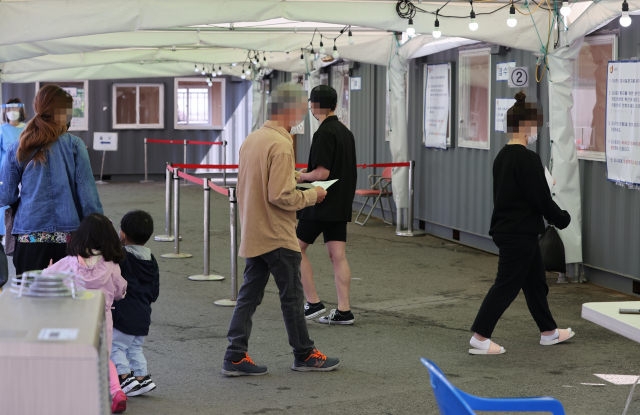 10일 오전 서울역 광장에 설치된 중구 임시선별검사소에서 시민들이 신종 코로나바이러스 감염증(코로나19) 선별검사를 받기 위해 대기하고 있다. /연합뉴스