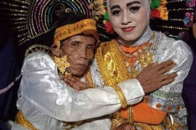 인도네시아에서 58세 남성과 19세 소녀가 결혼했다./일간 콤파스