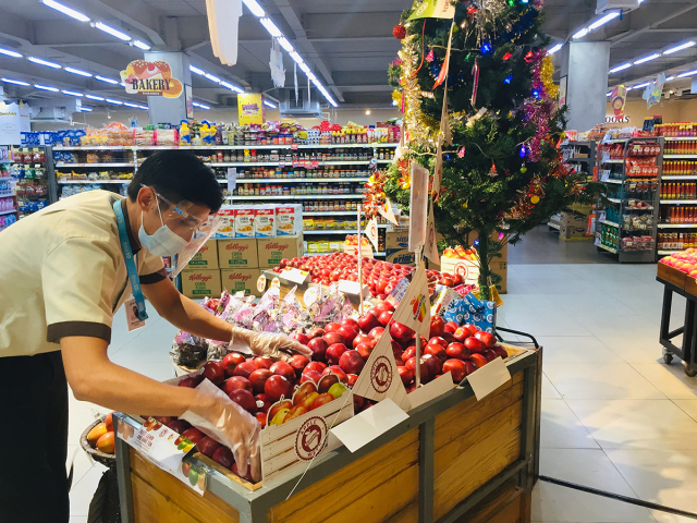 인도네시아 GS수퍼마켓에서 직원이 상품을 진열하고 있다./사진 제공=GS수퍼마켓