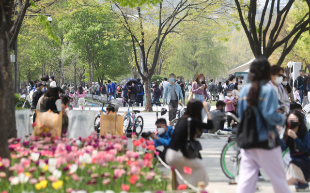 11일 오후 서울 성동구 서울숲에서 봄나들이에 나선 시민들이 산책로를 걷고 있다. /연합뉴스