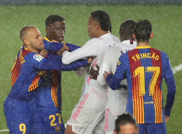 경기 중 몸싸움을 벌이고 있는 베르셀로나와 레알 마드리드 선수들의 모습. /사진=EPA연합뉴스