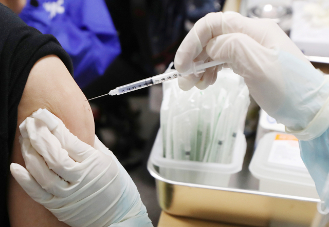 아스트라제네카(AZ) 코로나19 백신 접종이 재개된 12일 오후 서울 중랑구 보건소에서 의료진이 AZ 백신 접종을 하고 있다./사진=연합뉴스