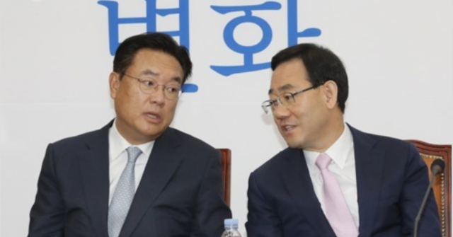 정진석(왼쪽) 국민의힘 의원과 주호영 당 대표 권한대행./연합뉴스