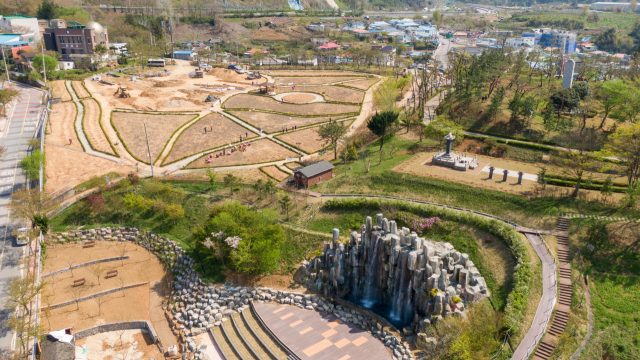 전남 장성군이 장성공원에 국내 최대 규모의 무궁화공원을 조성한다. 사진 오른쪽은 주상절리가 연상되는 경관폭포 /사진제공=장성군