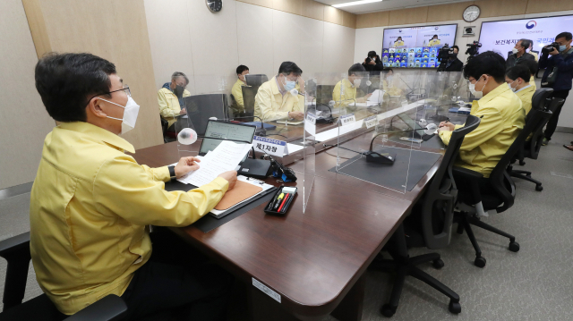 권덕철 중앙재난안전대책본부 1차장(보건복지부 장관, 왼쪽)이 13일 오전 세종시 정부세종청사에서 열린 신종 코로나바이러스 감염증(코로나19) 대응 중앙재난안전대책본부 회의를 주재하며 발언하고 있다. /연합뉴스