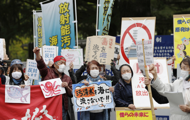 13일 일본 시민단체 회원들이 일본 후쿠시마(福島)현 후쿠시마시의 후쿠시마현청 앞에서 후쿠시마 제1원전 사고로 발생한 방사성 물질 오염수를 바다에 방출한다는 일본 정부 결정에 항의하고 있다./연합뉴스
