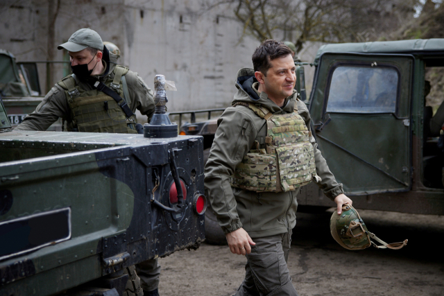 지난 9일(현지시간) 볼로디미르 젤렌스키 우크라이나 대통령이 분리주의 세력과의 갈등을 겪고 있는 우크라이나 돈바스 지역을 찾았다. /로이터연합뉴스