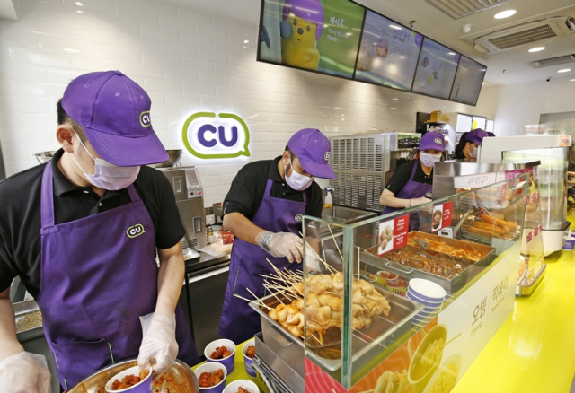 편의점 CU가 말레이시아에 문을 연 1호점에서 직원들이 한국식 즉석조리식품을 판매하고 있다. /사진제공=CU
