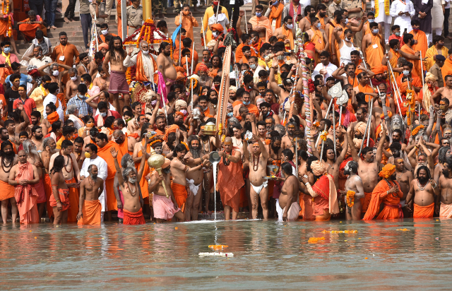 지난 12일 인도 하리드와르의 갠지스강변에서 진행된 쿰브멜라 축제에서 참가가 대부분이 마스크를 쓰지 않은 상태로 물에 들어가 축제를 즐기고 있다./EPA연합뉴스