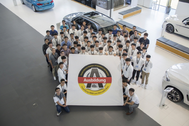 자동차 정비 커리큘럼을 이수하는 프로그램인 BMW그룹코리아의 ‘아우스빌둥’ 제1기 출범식 모습. /사진제공=BMW그룹코리아