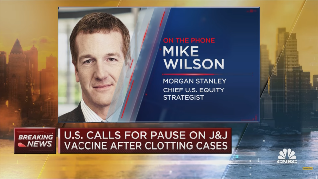 마이크 윌슨 모건스탠리 전략가는 미국은 화이자와 모더나가 있어 J&J백신 중단에 영향이 없다고 지적한다. /CNBC 방송화면 캡처
