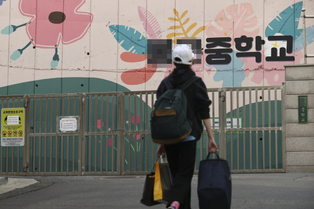 코로나 확진자 발생으로 문이 닫힌 서울의 한 학교 정문의 이날 모습. /연합뉴스