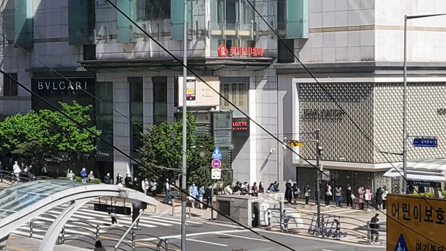 14일 오전 서울 명동에 있는 한 백화점 앞에서 샤넬 매장 입장을 기다리는 고객들이 긴 줄을 선 채 개장 시간을 기다리고 있다. /박민주기자