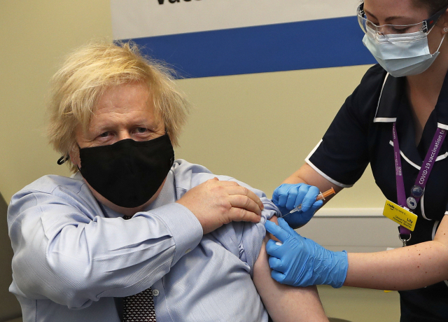 보리스 존슨 영국 총리가 지난달 19일(현지시간) 런던 세인트 토머스 병원에서 아스트라제네카(AZ)의 신종 코로나바이러스 감염증(코로나19) 백신 1차 접종을 받고 있다./AP연합뉴스