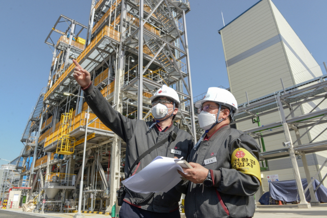 LG화학 직원들이 여수공장 탄소나노튜브(CNT) 2공장을 점검하고 있다./사진제공=LG