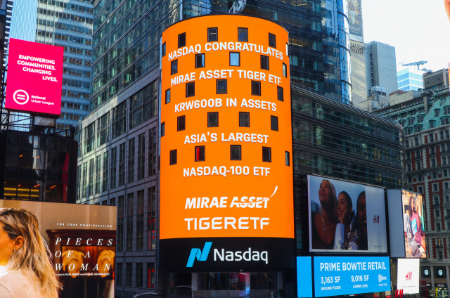 2021년 1월 미국 뉴욕 타임스퀘어 나스닥 마켓사이트(NASDAQ MarketSite)에 표시된 ‘TIGER 미국나스닥100 ETF’ 순자산 6,000억 원 돌파 축하 메시지/사진=미래에셋자산운용 제공