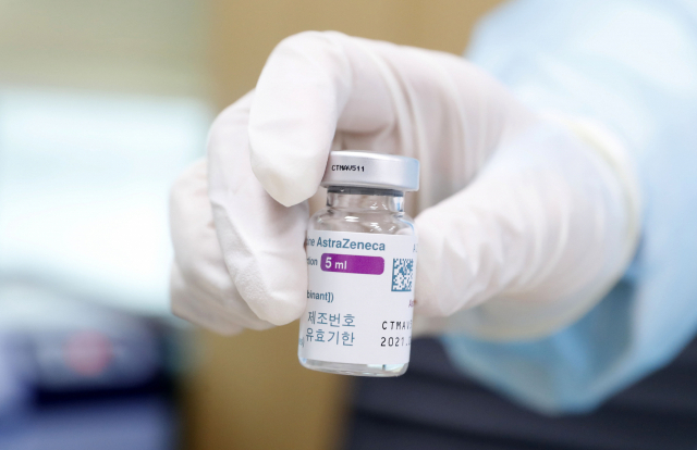 아스트라제네카(AZ) 코로나19 백신 접종이 재개된 12일 오후 서울 중랑구 보건소에서 의료진이 AZ백신을 들고 있다. /연합뉴스